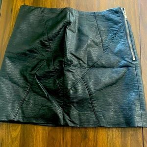 Women‘s Size 2 Divided Leather Skirt